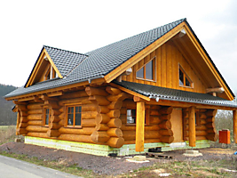 Срубы из бревна ручной рубки
